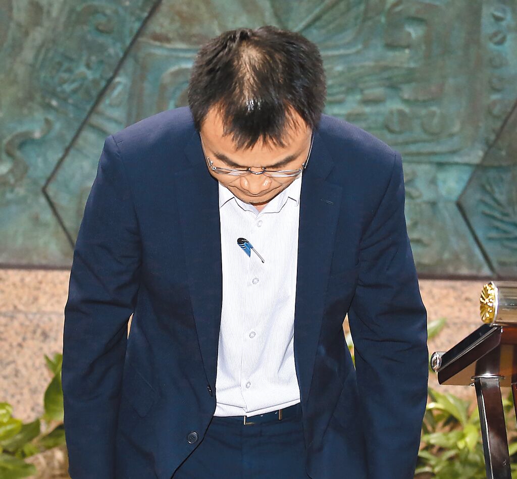 臺(tái)農(nóng)業(yè)部門負(fù)責(zé)人陳吉仲19日傍晚舉行記者會(huì)說明項(xiàng)目進(jìn)口雞蛋議題，當(dāng)日晚間8點(diǎn)在臉書上宣布辭職。 圖片來源：臺(tái)灣“中時(shí)新聞網(wǎng)”