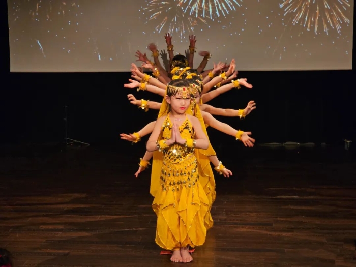 舞蹈《千手觀音》。中國(guó)駐瑞典大使館供圖。