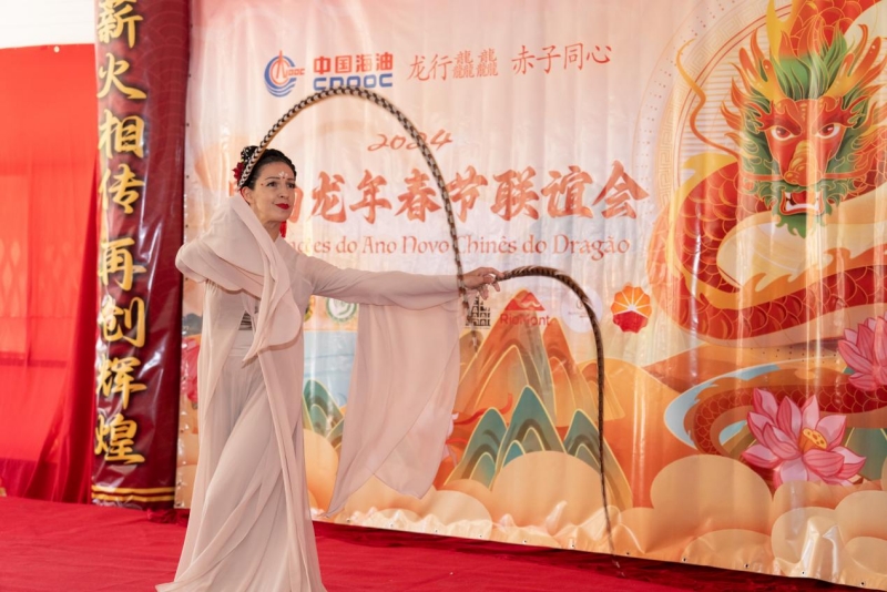 巴西藝術家表演中國舞。里約天主教大學孔子學院供圖