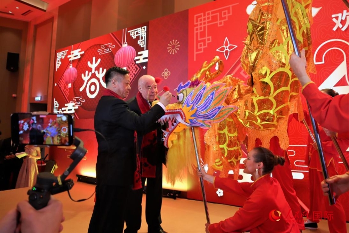 張漢暉（左）、施威特科（右）共同為彩龍點(diǎn)睛。于子恒攝
