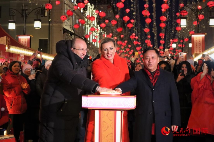 張漢暉、扎哈羅娃、科茲洛夫（從右至左）共同按下活動(dòng)啟動(dòng)按鈕。于子恒攝