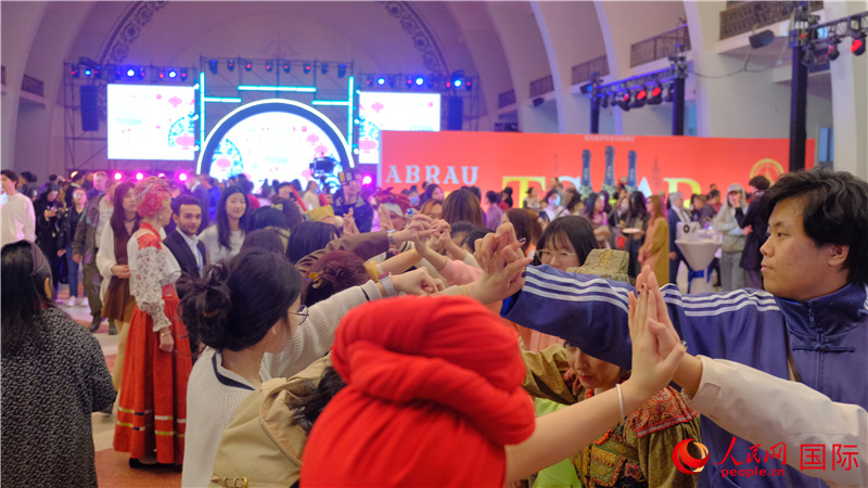 中俄觀眾在現(xiàn)場參與俄羅斯民俗互動游戲。人民網(wǎng) 褚夢琦攝