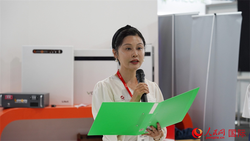 中建材海外經(jīng)濟合作有限公司總經(jīng)理姜婓致辭。人民網(wǎng) 劉暢攝