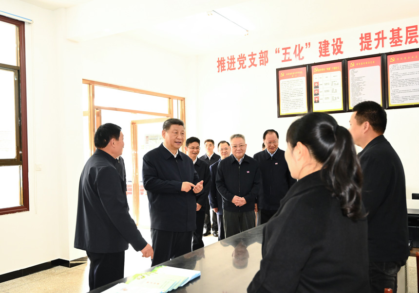 2024年3月18日至21日，中共中央總書記、國家主席、中央軍委主席習近平在湖南考察。這是19日下午，習近平在常德市鼎城區(qū)謝家鋪鎮(zhèn)港中坪村黨群服務中心了解當?shù)貫榛鶎訙p負、提升基層治理效能等情況。新華社記者 燕雁 攝