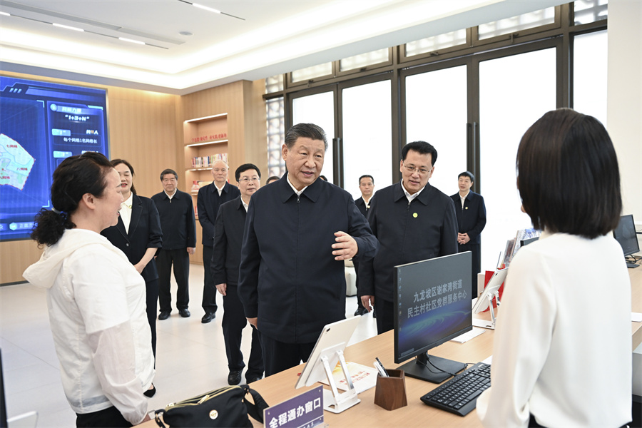 2024年4月22日至24日，中共中央總書記、國家主席、中央軍委主席習近平在重慶考察。這是22日下午，習近平在九龍坡區(qū)謝家灣街道民主村社區(qū)考察。新華社記者 謝環(huán)馳 攝