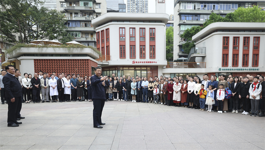 2024年4月22日至24日，中共中央總書記、國家主席、中央軍委主席習近平在重慶考察。這是22日下午，習近平在九龍坡區(qū)謝家灣街道民主村社區(qū)考察時，同社區(qū)居民親切交流。新華社記者 鞠鵬 攝