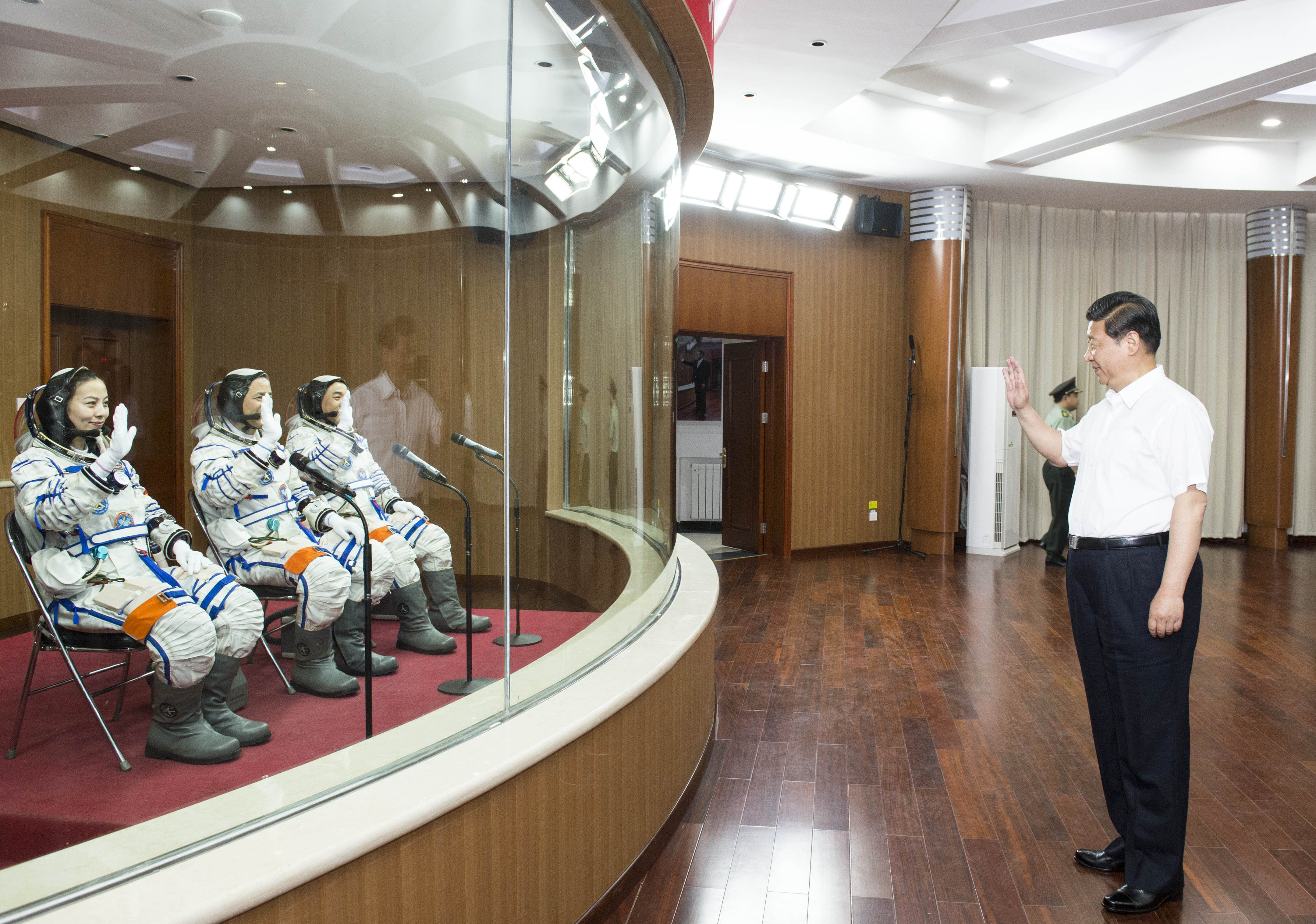2013年6月11日，習(xí)近平總書記在酒泉衛(wèi)星發(fā)射中心觀看神舟十號載人飛船發(fā)射。這是習(xí)近平向即將出征的航天員聶海勝、張曉光、王亞平揮手致意。