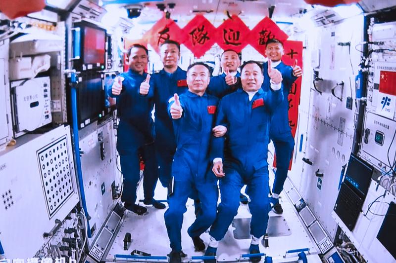 2023年5月30日，在北京航天飛行控制中心拍攝的神舟十五號航天員乘組與神舟十六號航天員乘組拍下“全家福”的畫面。