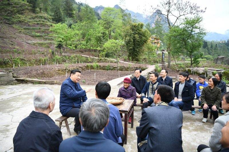 2019年4月15日至17日，中共中央總書記、國家主席、中央軍委主席習近平在重慶考察，并主持召開解決“兩不愁三保障”突出問題座談會。這是4月15日下午，習近平在石柱土家族自治縣中益鄉(xiāng)華溪村同村民代表、基層干部、扶貧干部、鄉(xiāng)村醫(yī)生等圍坐在一起，共話脫貧攻堅。新華社記者 謝環(huán)馳 攝
