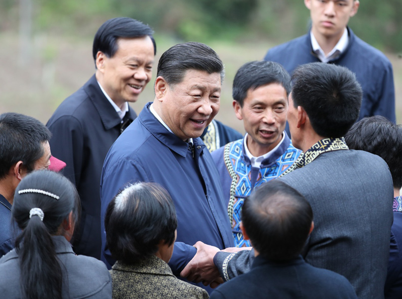 2019年4月15日至17日，中共中央總書記、國家主席、中央軍委主席習近平在重慶考察，并主持召開解決“兩不愁三保障”突出問題座談會。這是4月15日下午，習近平在石柱土家族自治縣中益鄉(xiāng)華溪村同村民親切交流。新華社記者 丁海濤 攝
