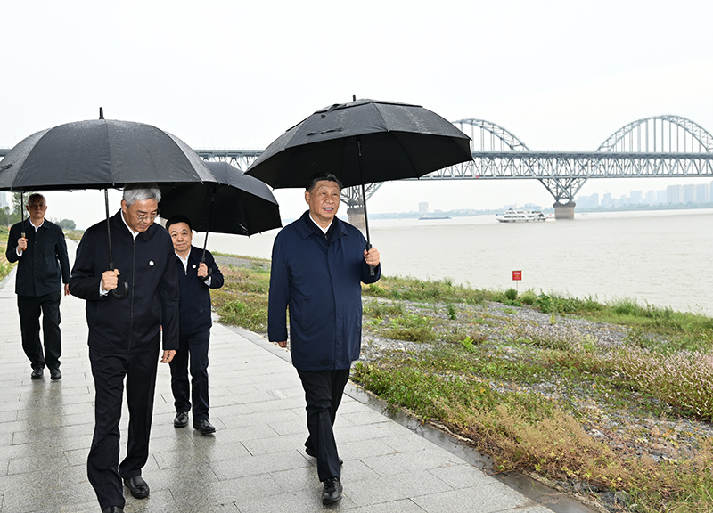 2023年10月10日至13日，中共中央總書(shū)記、國(guó)家主席、中央軍委主席習(xí)近平在江西考察。這是10日下午，習(xí)近平在長(zhǎng)江國(guó)家文化公園九江城區(qū)段考察時(shí)，冒雨沿江堤步行察看沿岸風(fēng)貌。新華社記者 謝環(huán)馳 攝