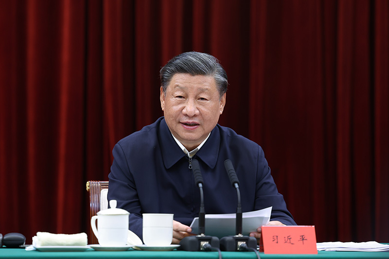 2023年10月12日下午，中共中央總書(shū)記、國(guó)家主席、中央軍委主席習(xí)近平在江西省南昌市主持召開(kāi)進(jìn)一步推動(dòng)長(zhǎng)江經(jīng)濟(jì)帶高質(zhì)量發(fā)展座談會(huì)并發(fā)表重要講話。新華社記者 鞠鵬 攝