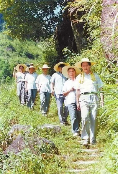1989年7月，習(xí)近平在壽寧縣山村。