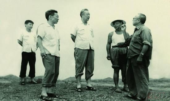 1978年8月，習(xí)仲勛（左三）在廣東惠陽農(nóng)村調(diào)研。在清華大學(xué)讀書的習(xí)近平（左一）利用暑假時(shí)間參加社會(huì)實(shí)踐，隨同父親一起下鄉(xiāng)。