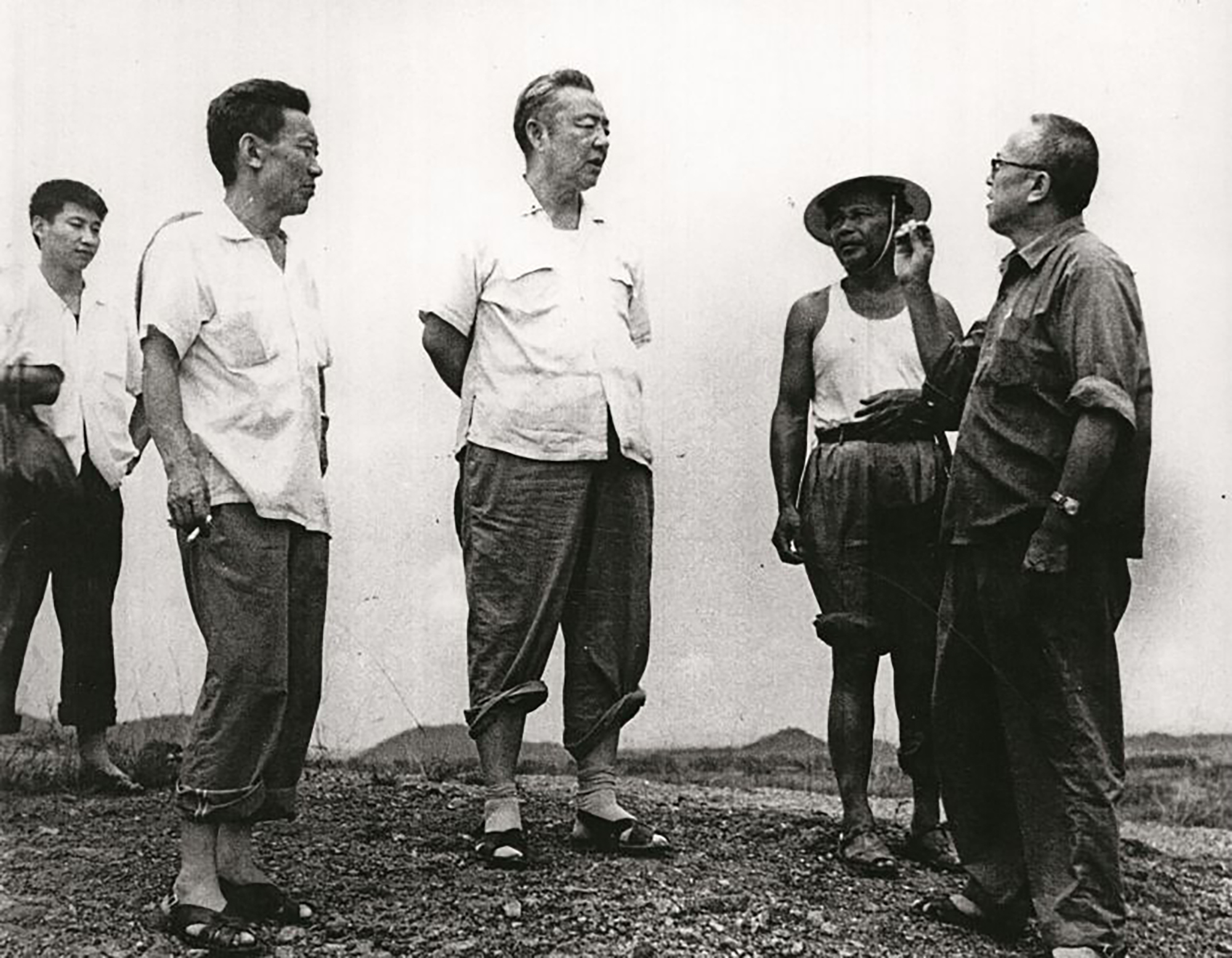 1978年8月5日，習仲勛（中）在廣東惠陽地區(qū)調研。左二為廣東省委農村工作部副部長杜瑞芝，右一為惠陽地委書記李富林。 左一為當時正在清華大學暑期的習近平。