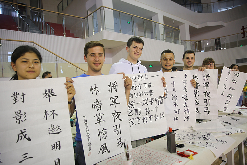 2017年6月5日，來自青島大學(xué)和中國(guó)石油大學(xué)（華東）的外國(guó)留學(xué)生在展示剛剛現(xiàn)場(chǎng)完成的書法作品。