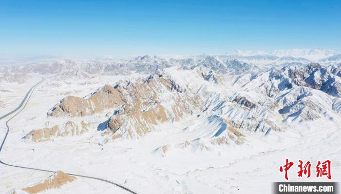 圖為無人機(jī)航拍高原雪景?！《继m縣融媒體中心供圖