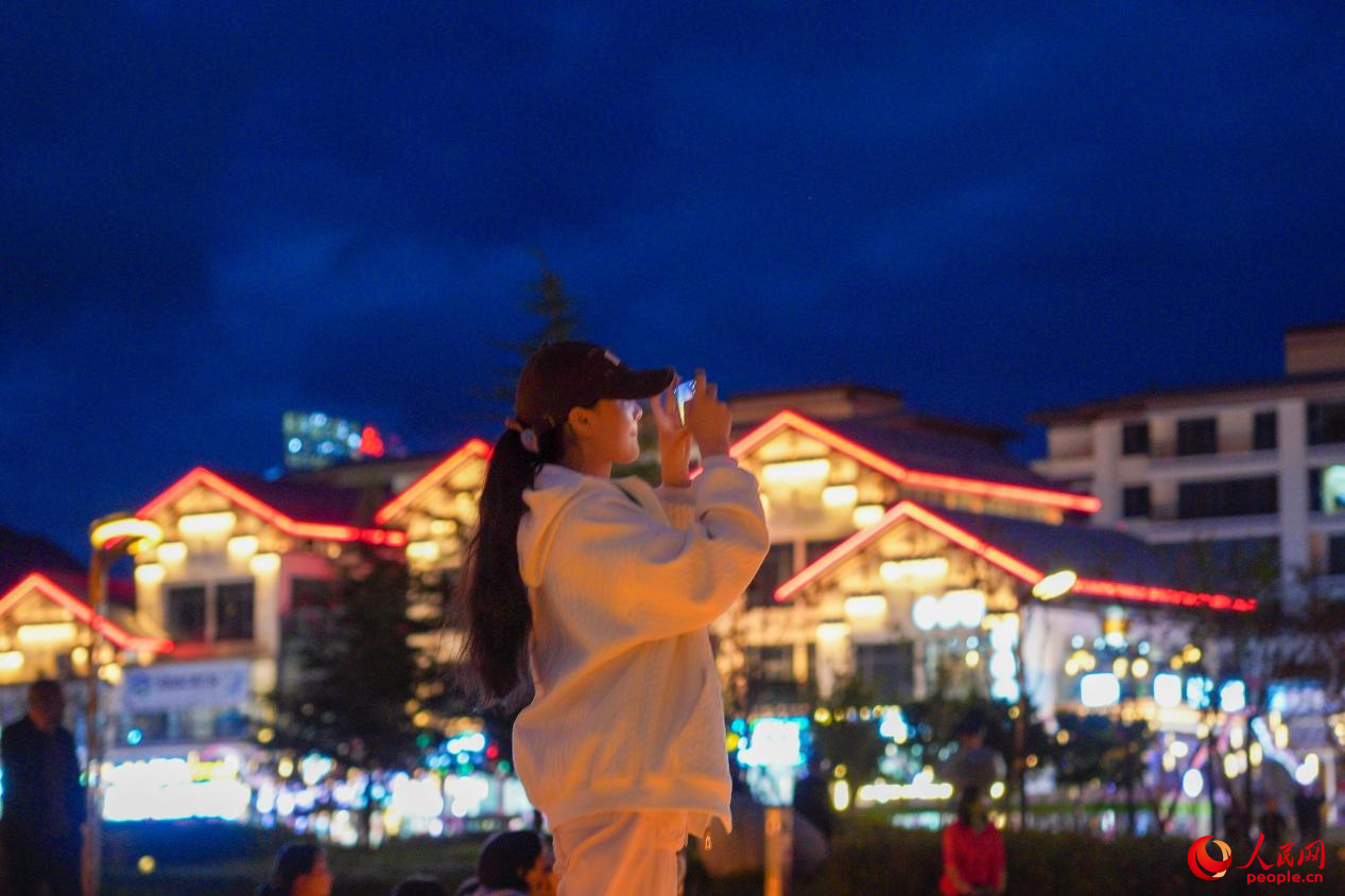 居民在西藏林芝市民族團(tuán)結(jié)廣場(chǎng)上拍照。人民網(wǎng)記者 趙晨攝